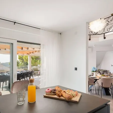 ヴィラ Luxury Leisure Seaside Brac With Private Pool ミルナ