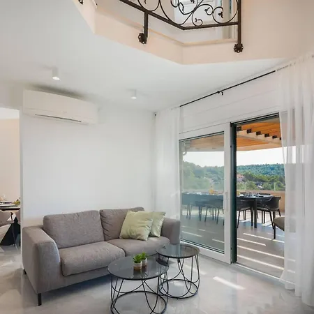 ヴィラ Luxury Leisure Seaside Brac With Private Pool ミルナ