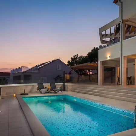 ヴィラ Luxury Leisure Seaside Brac With Private Pool